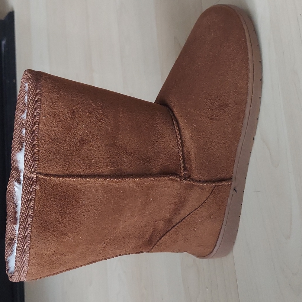 DAWGS microfiber boots. Color Brown. Size 7. Padded with memory foam.
